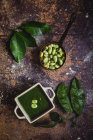 Minestra di crema vegetale verde con piselli e fagioli — Foto stock