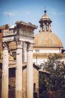 Антикварні колони над церковним куполом на тлі — стокове фото