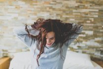 Женщина в серой пижаме, растянутой — стоковое фото