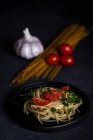 Spaghetti mit Tomaten und Käse — Stockfoto