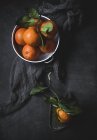 Mandarinen auf dem Tisch mit Serviette — Stockfoto