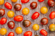 Разнообразные помидоры черешни — стоковое фото