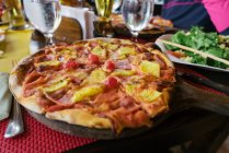 Шинка і ананасова піца — стокове фото