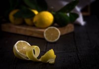Limão descascado com citrinos — Fotografia de Stock