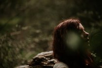 Porträt eines Ingwermädchens, das sich im Wald ausruht — Stockfoto