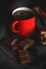 Copo com chocolate quente e canela — Fotografia de Stock