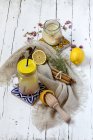 Лимонад в банці з соломою — стокове фото