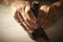 Artesanato trabalhando com couro e ferramentas — Fotografia de Stock