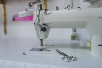Vista lateral de la máquina de coser y tijeras - foto de stock