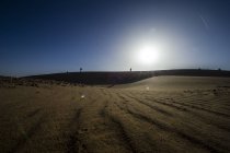 Paesaggio deserto con persone a piedi — Foto stock