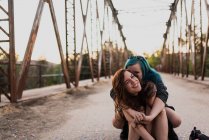 Mädchen mit blauen Haaren versteckt sich hinter Freundin — Stockfoto