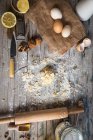Вид зверху на хлібобулочні інгредієнти та посуд на сільському дерев'яному столі — стокове фото