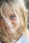 Gros plan portrait de fille blonde aux yeux bleus — Photo de stock