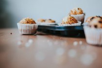 Oberflächenansicht hausgemachter Muffins mit Schokolade auf dem Tisch — Stockfoto