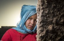 Арабських дівчинка, дивлячись на камеру — стокове фото