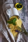 Ingrédients couscous sur serviette décorative sur table en bois — Photo de stock