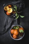 Mandarinas en la mesa con servilleta - foto de stock