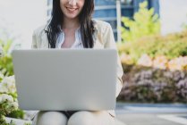Крупним планом жінка використовує ноутбук на відкритому повітрі — стокове фото