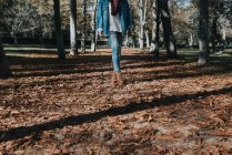 Tiefschnitt-Ansicht einer Frau, die an einem sonnigen Tag im Park posiert — Stockfoto