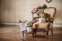 Весільні букети з квітів на старовинному кріслі — стокове фото