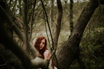 Sinnliche Ingwermädchen posiert in nackten Zweigen — Stockfoto