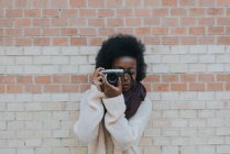 Mädchen schießt auf analoge Kamera — Stockfoto