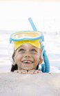 Kid em máscara de snorkel posando na beira da piscina — Fotografia de Stock