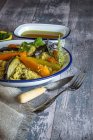 Couscous tradizionale marocchino con verdure sul piatto — Foto stock