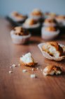 Vista da vicino dei muffin fatti in casa con briciole di cioccolato sul tavolo — Foto stock