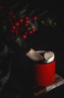 Tasse au chocolat chaud avec guimauve — Photo de stock