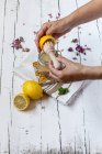 Männliche Hände drücken Zitrone mit Stößel aus — Stockfoto