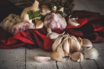 Natura morta aglio maturo e fresco sul tavolo — Foto stock