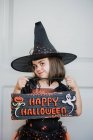 Menina segurando tabuleta Feliz Halloween — Fotografia de Stock
