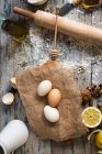 Натюрморт з хлібобулочними інгредієнтами та посудом на сільському дерев'яному столі — стокове фото