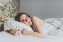 Ragazza carina con lentiggini svegliarsi a letto — Foto stock