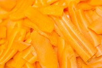 Крупным планом свежей полосатой морковки в куче — стоковое фото