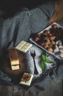 Bolo de queijo com figos e engarrafamento de morango — Fotografia de Stock