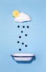 Хмара бавовняних цукерок з ягідним дощем — стокове фото