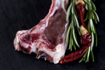 Raw lamb ribs with bay leaves and chilli — Stock Photo