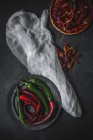 Червоний і зелений перець чилі — стокове фото