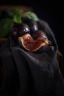 Figos em guardanapo escuro — Fotografia de Stock