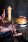 Тушка сирого кролика з інгредієнтами на дерев'яному столі — стокове фото