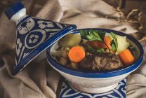 Tigela com prato tradicional marroquino — Fotografia de Stock