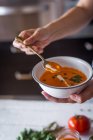 Женщина с миской тыквенного супа — стоковое фото