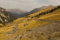 Estrada sinuosa nas montanhas — Fotografia de Stock
