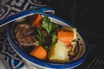 Ciotola con piatto tradizionale marocchino — Foto stock