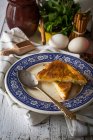 Stillleben des Tellers mit süßen Toastbrot und Geschirr auf Holztisch — Stockfoto