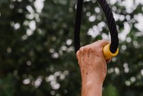 Обрізане зображення руки старшої особи, що тримає гімнастичну мотузку з ручкою — стокове фото