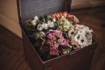 Trunk box of different wedding bouquets — Stock Photo