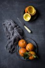 Mandarinen auf dem Tisch mit Serviette — Stockfoto